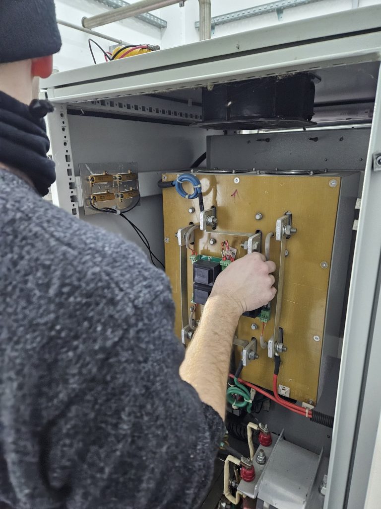 Rad na elektroničkom sklopu ozonskog generatora tijekom servisa.