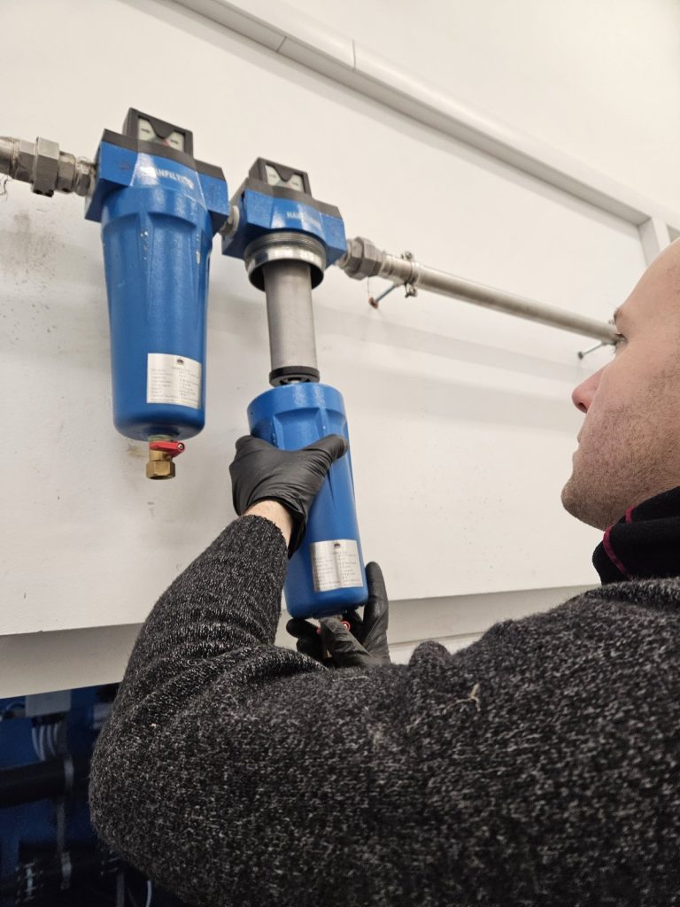 Zamjena filtarskog uloška u pripremi plina za ozonski generator.