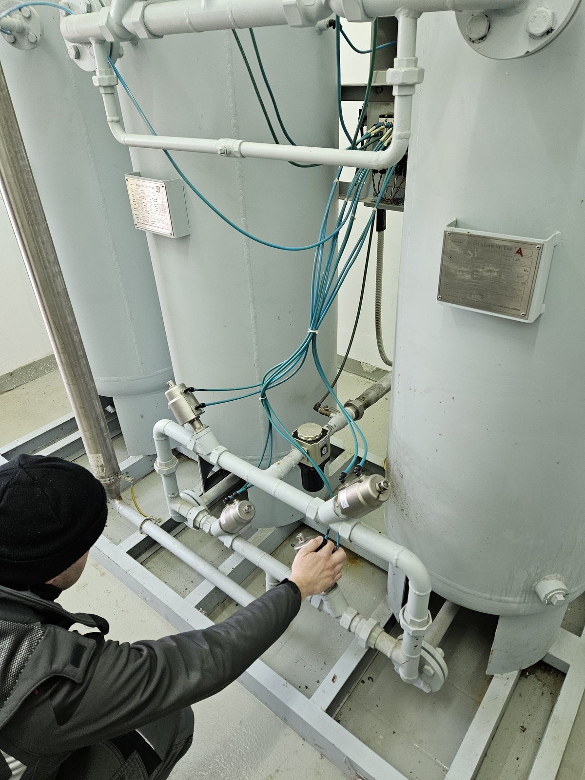 Priprema plina za ozonski generator — adsorpcijske posude i cjevovod.
