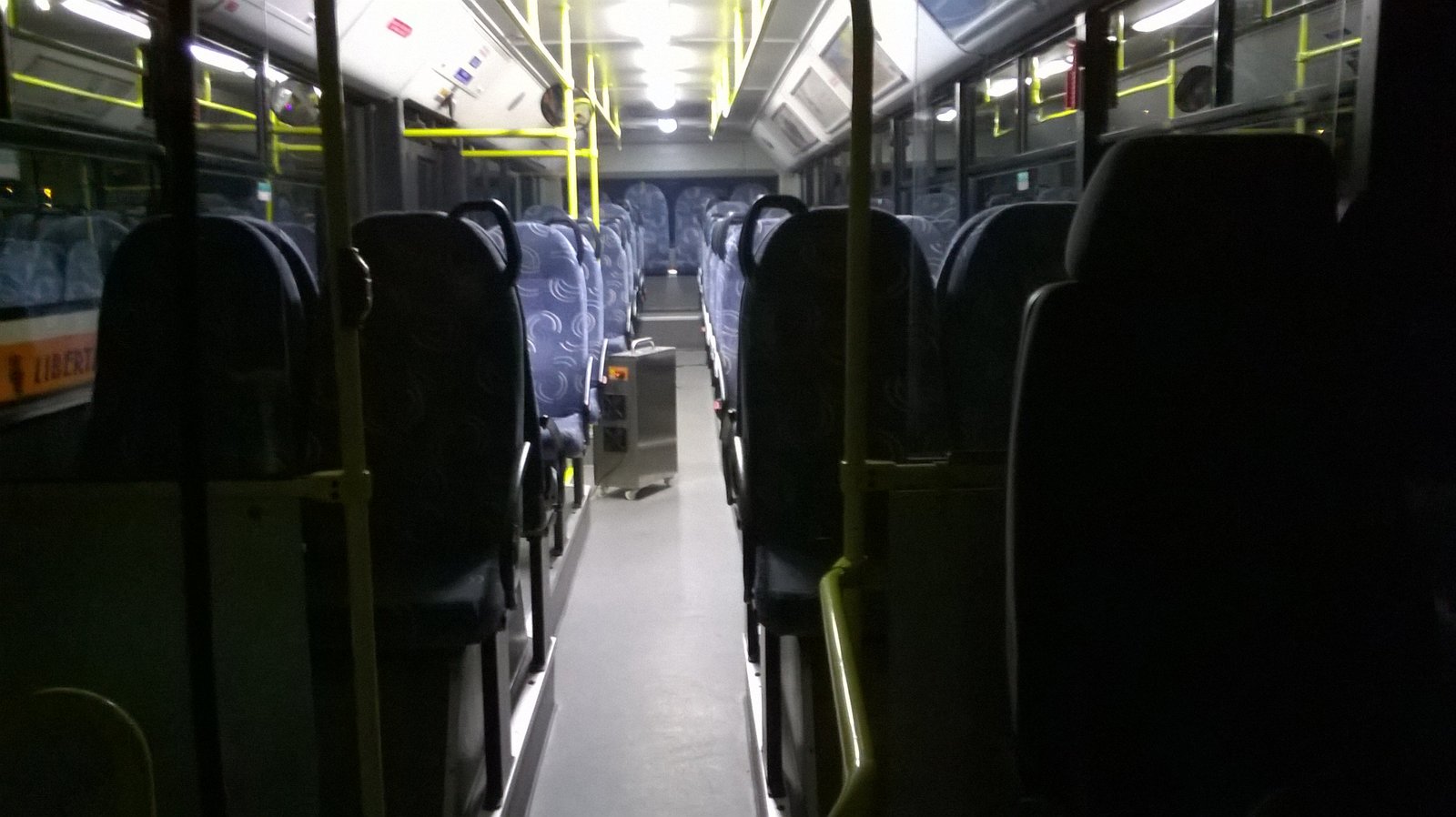 Ozonski tretman autobusa u garaži, oprema postavljena u prolazu.